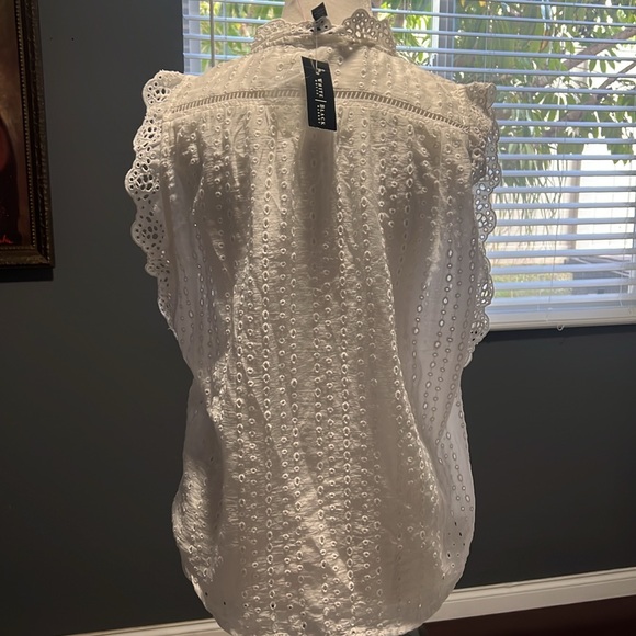 - White house sleeveless eyelet top NWT. Size Small. - Picture 4 of 4